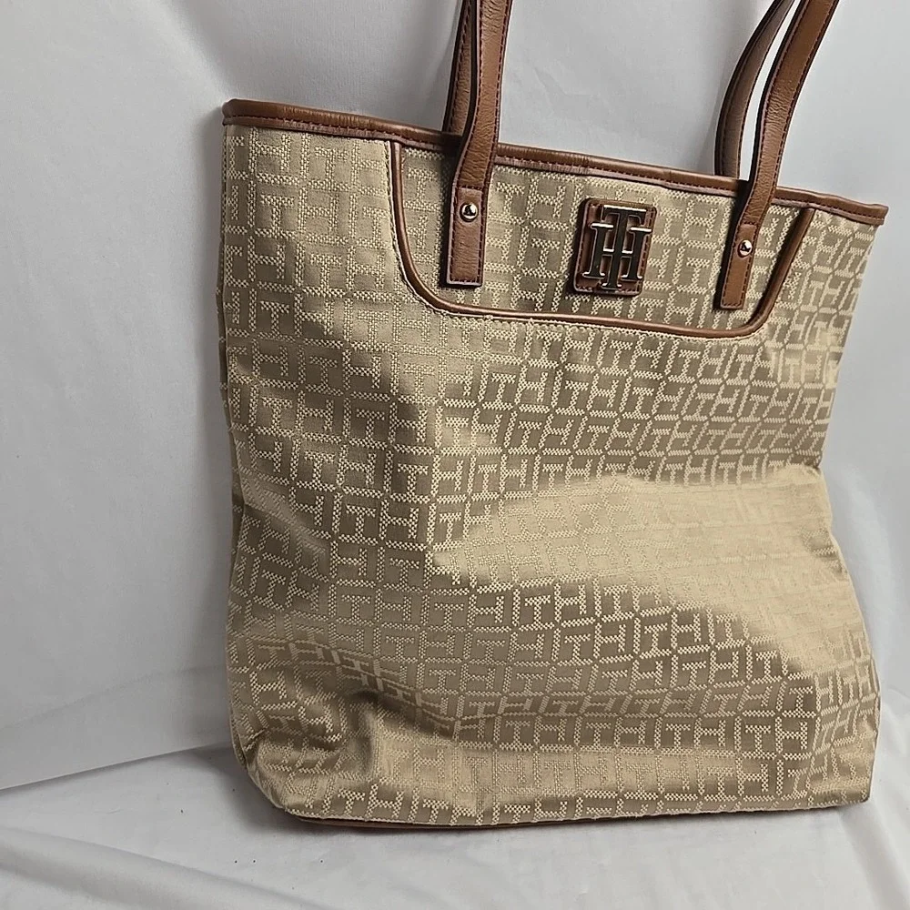 Tommy Hilfiger Tote Signature TH Brown Shopping Handbag W/Pouch MSRP $108.00 - Picture 3 of 11